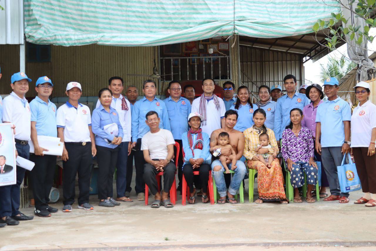 លោក ហេង សុខណាង ចុះធ្វើសកម្មភាពយុទ្ធនាការឃោសនាតាមខ្នងផ្ទះប្រជាជន នៅភូមិថ្នល់កែង និងនៅខាងមុខតំបន់សេដ្ឋកិច្ចពិសេសហ្គីហ្គារីស៍ ឃុំកណ្តៀងរាយ ស្រុកស្វាយទាប ខេត្តស្វាយរៀង