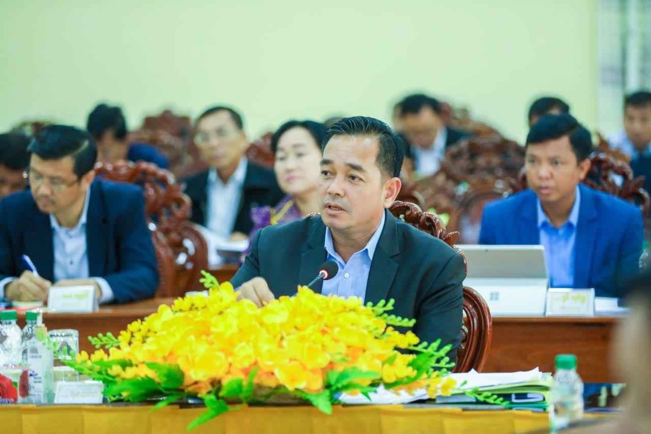 អាជ្ញាធរក្រុងកំពតបានចាប់ផ្ដើមស្ថាបនាផ្លូវបេតុងពីរខ្សែបន្ថែមជូនប្រជាពលរដ្ឋបានសម្តែងសេចក្តីត្រេកអរយ៉ាងខ្លាំង