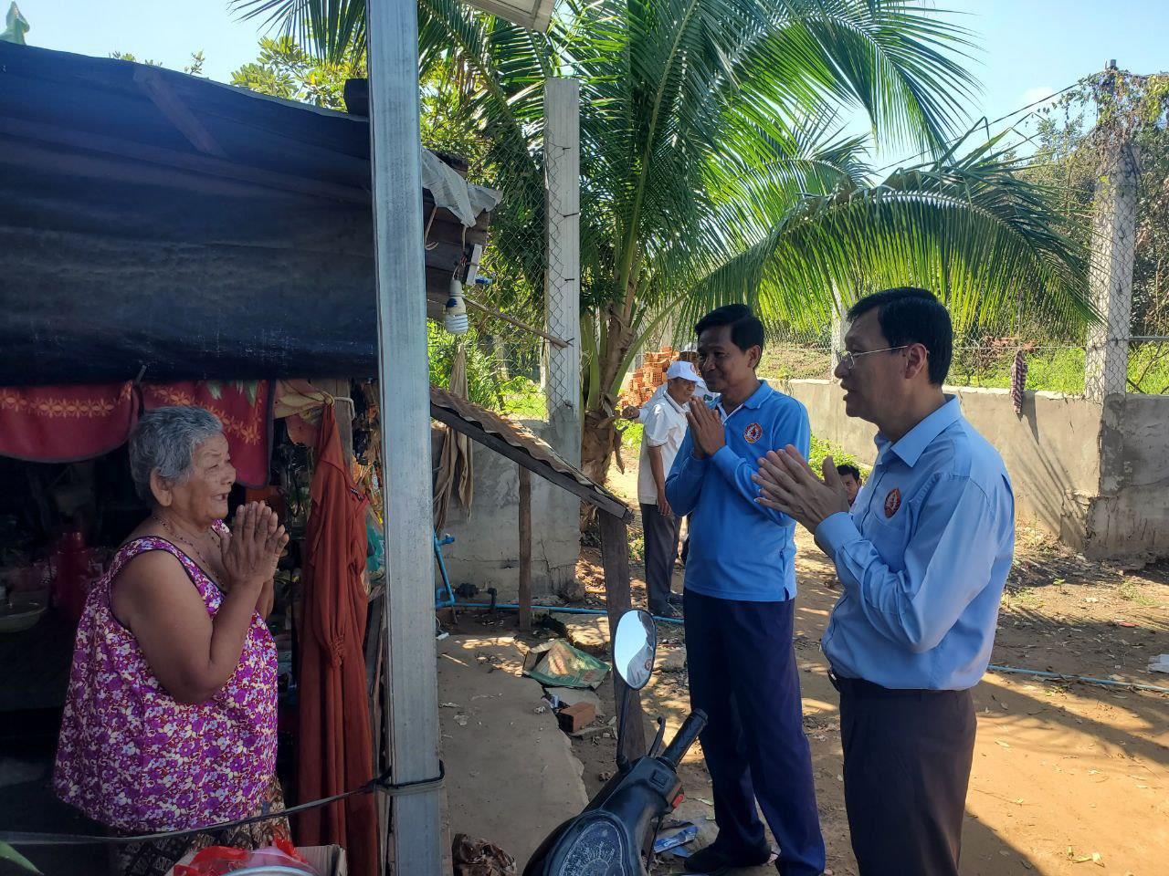 លោក នុត ពុធដារ៉ា បន្តដឹកនាំក្រុមការងារចុះផ្សព្វផ្សាយគោលនយោបាយ បង្រៀនគូសសន្លឹកឆ្នោត សំណេះសំណាល និងសួរសុខទុក្ខប្រជាពលរដ្ឋតាមខ្នងផ្ទះនៅសង្កាត់កោះអន្លង់ចិន
