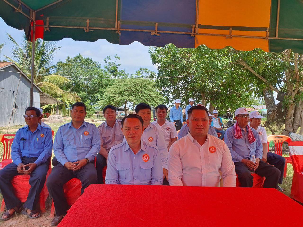 ប្រធានក្រុមការងារបក្ស ចុះមូលដ្ឋានឃុំស្រណាល ស្រុកក្រឡាញ់ ចុះសំណេះសំណាល និងពិនិត្យការជួសជុលផ្លូវ១ខ្សែ ស្ថិតក្នុងភូមិស្លែង ឃុំស្រណាល