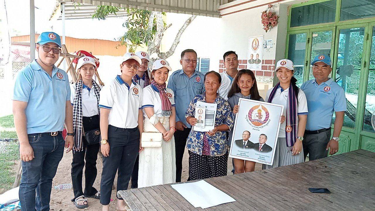 លោក ហេង សុខណាង បានដឹកនាំក្រុមការងារយុវជនគណបក្សខេត្ត ចុះធ្វើសកម្មភាពយុទ្ធនាការឃោសនាតាមខ្នងផ្ទះប្រជាជន នៅភូមិស្វាយ សង្កាត់ចេក ក្រុងស្វាយរៀង ខេត្តស្វាយរៀង