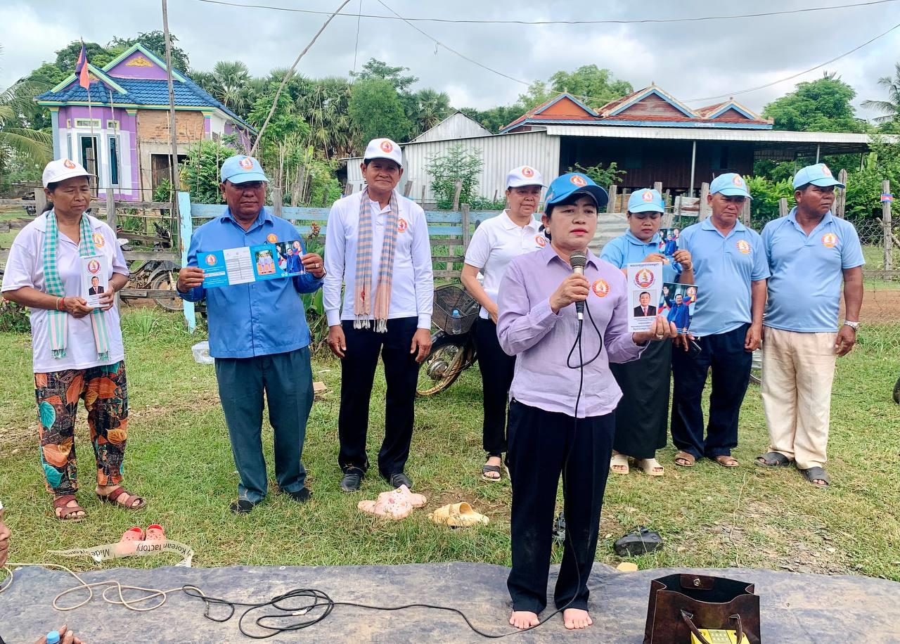 ប្រធានក្រុមការងារចុះមូលដ្ឋានស្រុកកំពង់ស្វាយ អំពាវនាវដល់សមាជិកត្រៀមខ្លួន និងឯកសារ ដើម្បីទៅបោះឆ្នោតជូនបក្សប្រជាជនកម្ពុជា