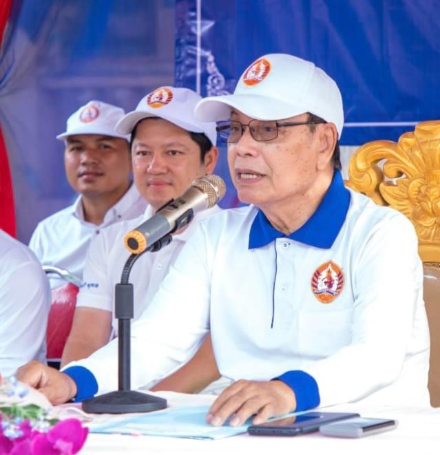 កិត្តិនីតិកោសលបណ្ឌិត ប៊ិន ឈិន បន្តជួបសំណេះសំណាលជាមួយសមាជិក និងសកម្មជនគណបក្សប្រជាជនមកពីឃុំកំពែង និងឃុំគោកព្រេចជាង១ពាន់នាក់ ស្រុកគិរីវង់ ខេត្តតាកែវ
