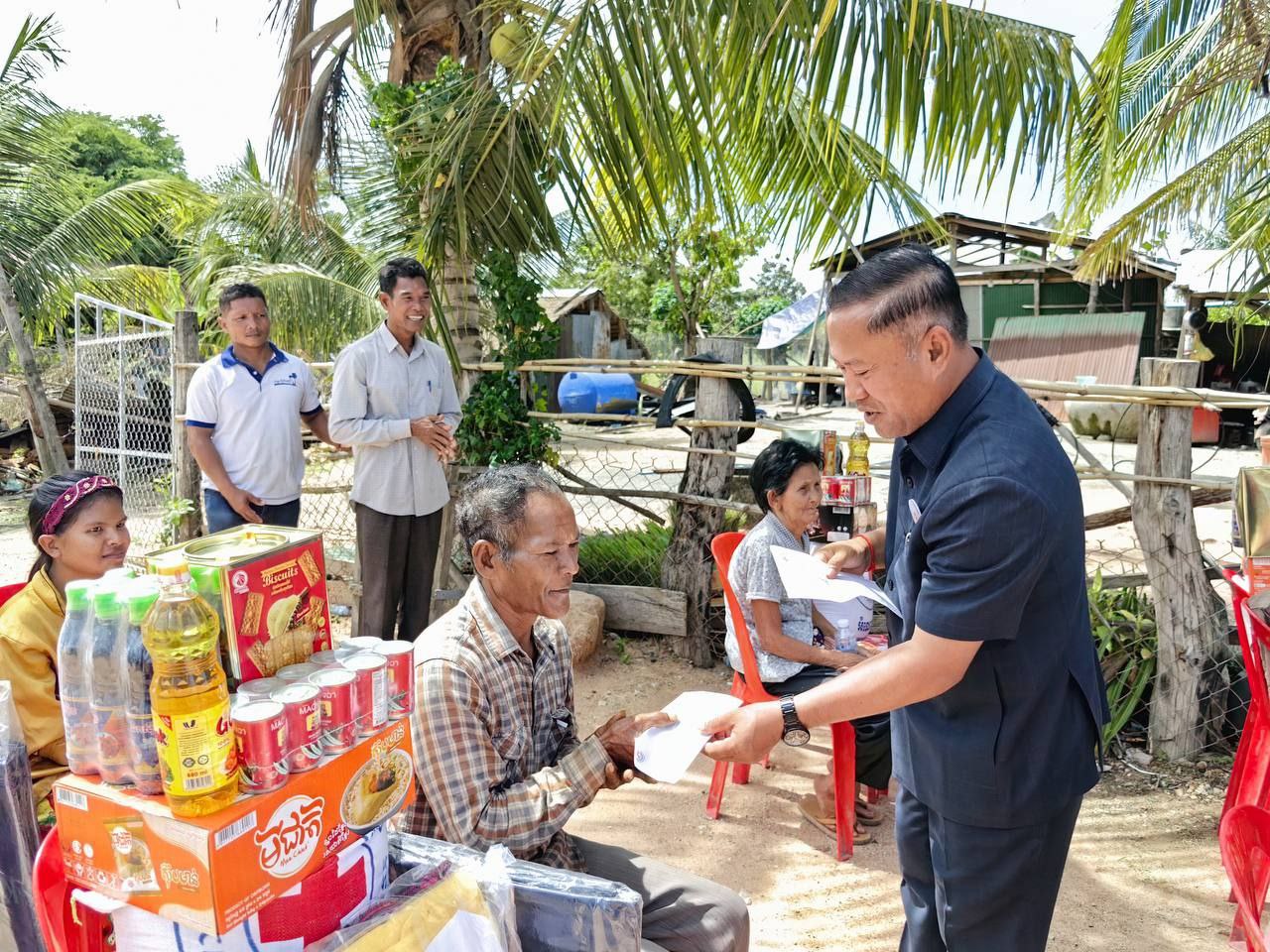 ឯកឧត្តម វ៉ី សំណាង អភិបាលខេត្តកំពង់ស្ពឺ នាំយកអំណោយរបស់ម្តេចកិត្តិព្រឹទ្ធបណ្ឌិត ប៊ុន រ៉ានី ប្រធានកាកកាបាតក្រហមកម្ពុជា ជួនប្រជាពលរដ្ឋរងគ្រោះដោយខ្យល់កន្ត្រាក់