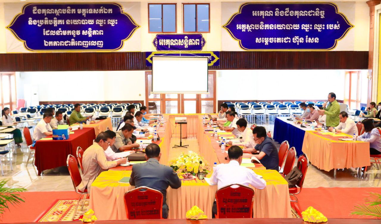 លោកបណ្ឌិត សំឃិត វៀន អភិបាលរង នៃគណៈអភិបាលខេត្ត តំណាងលោកជំទាវអភិបាលខេត្ត បានអញ្ជើញទទួលស្វាគមន៍ឯកឧត្តម កាយ សំរួម ប្រធានក្រុមប្រឹក្សាខេត្ត ក្នុងកិច្ចប្រជុំផ្សព្វផ្សាយ ស្តីពីការរៀបចំរបាយការណ៍ អនុវត្តការងាររបស់រដ្ឋបាលខេត្ត
