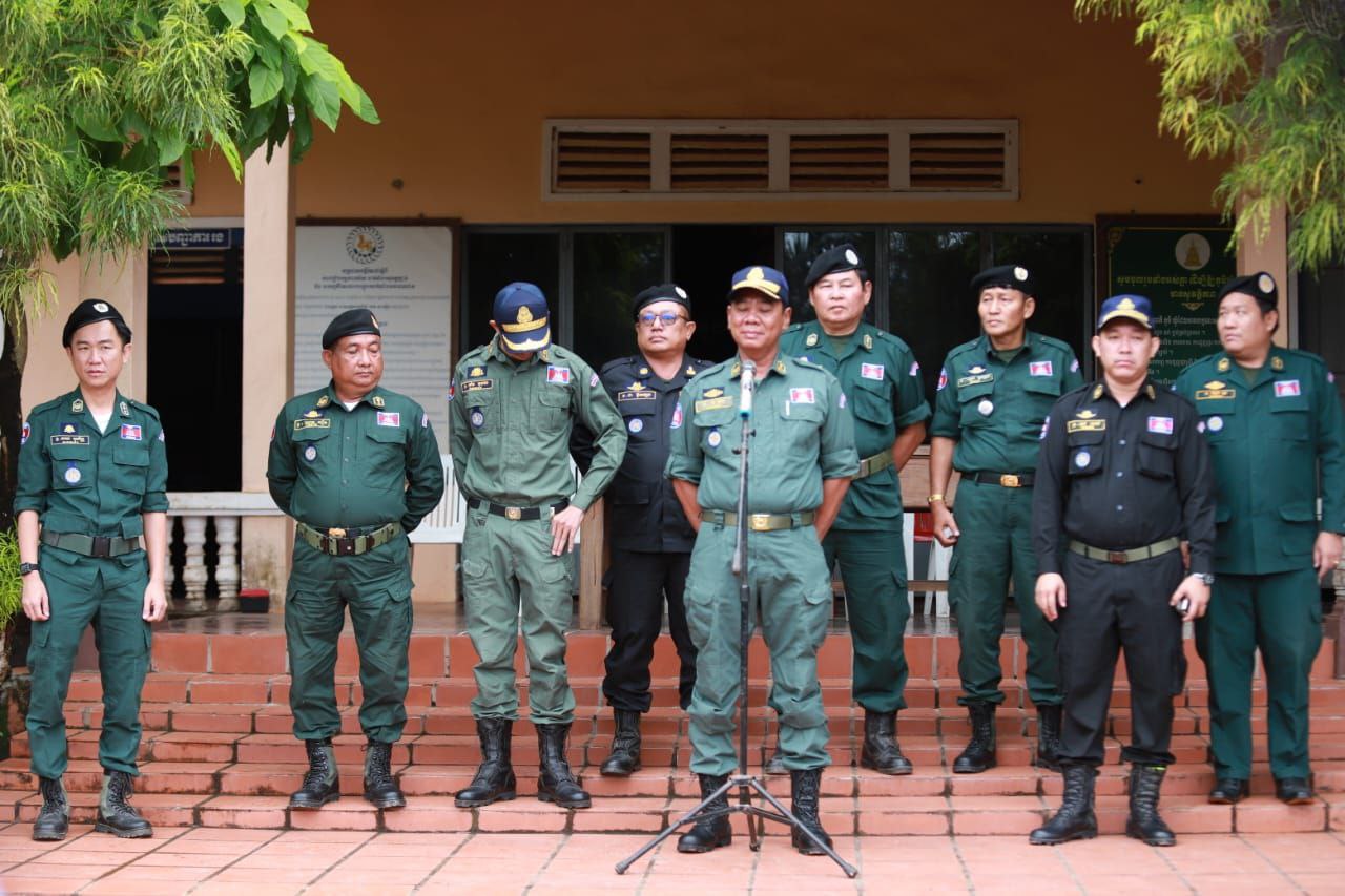 ស្នងការនគរបាលខេត្តពោធិ៍សាត់ ដឹកនាំកម្លាំងចុះសួរសុខទុក្ខកម្លាំងនគរបាល នៃវរសេនាតូចការពារខ្សែក្រវ៉ាត់ព្រំដែនគោកលេខ៨២៥