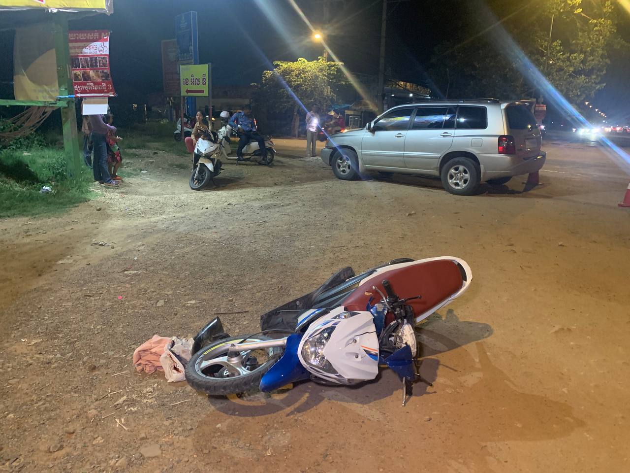 បើកម៉ូតូលឿនទាក់ដៃចង្កូតគ្នារេទៅបុករថយន្តមកពីមុខបណ្តាលឱ្យបុរសម្នាក់ស្លាប់ពេលបញ្ជូនទៅដល់មន្ទីរពេទ្យ