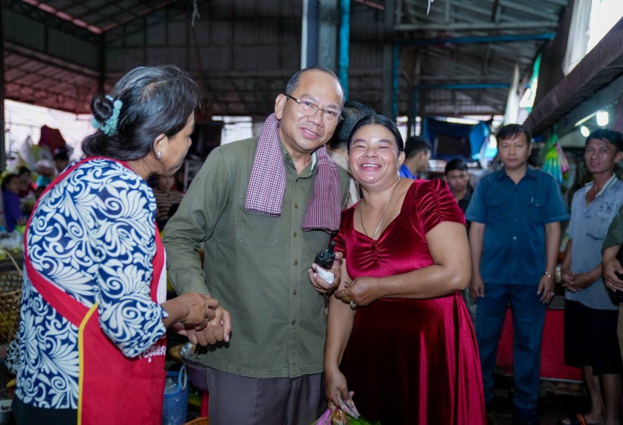 អភិបាលខេត្តកំពតបញ្ជាឱ្យអាជ្ញាធរក្រុងកំពត និងអ្នកវិនិយោគផ្សារសាមគ្គីដោះស្រាយបញ្ហាលូដោះទឹកចេញពីផ្សារបន្ទាន់ក្រោយពីទឹកលិចផ្នែកខ្លះក្នុងផ្សារដដែលក្រោយពេលមានភ្លៀងធ្លាក់