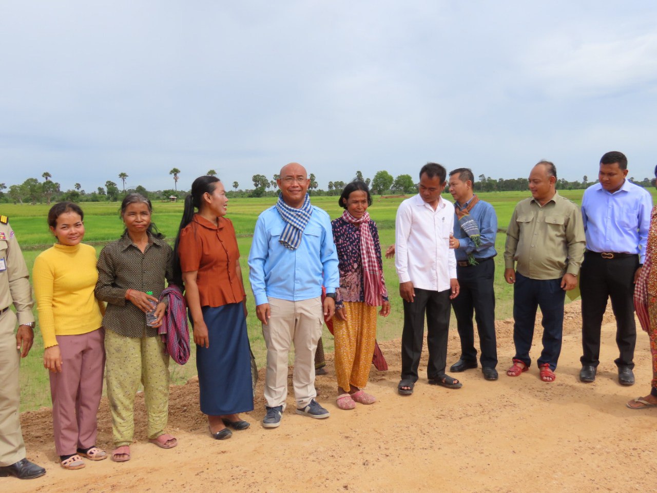 អំណោយ លោកបណ្ឌិត សាយ សំអាល់ រដ្ឋមន្ត្រីក្រសួងបរិស្ថាន ផ្ដល់ផ្លូវក្រាលគ្រួសក្រហម ១ខ្សែប្រវែងសរុប១,៨៥០ម៉ែត្រជាអនុស្សាវរីយ៍ និងចំណងដៃជូន ដល់អ្នកភូមិជីកដី ឃុំអណ្តូងត្របែកស្រុករមាសហែក