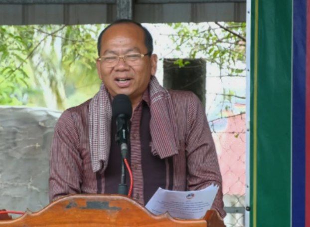 អភិបាលខេត្តកំពតចែកប័ណ្ណកម្មសិទ្ធិដីជាង ១ពាន់ប័ណ្ណត្រូវបានប្រគល់ជូនប្រជាពលរដ្ឋមកពីរភូមិ ចំនួន២ក្នុងឃុំដងទង់ ស្រុកដងទង់ ខេត្តកំពត