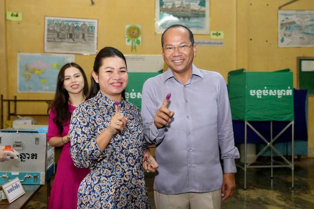 ឯកឧត្តម ម៉ៅ ធនិន អភិបាលខេត្តកំពត ព្រមទាំងក្រុមគ្រួសារ បានអញ្ជើញទៅបោះឆ្នោតជ្រើសរើសតាំងតំណាងរាស្ត្រនីតិកាលទី៧ រួចរាល់នៅការិយាល័យបោះឆ្នោត សាលាបឋមសិក្សា សម្ដេចតា នៅក្នុងក្រុងកំពត