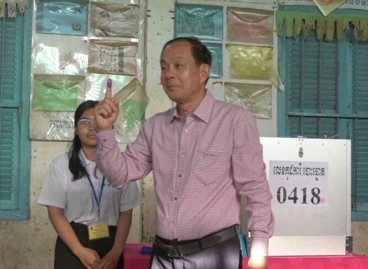 ឯកឧត្តមអភិបាល និងគណះអភិបាលខេត្តកំពង់ធំ អញ្ជើញទៅបោះឆ្នោតជ្រើសតាំងតំណាងរាស្ត្រនិតិកាលទី៧ នៅក្រុងស្ទឹងសែន