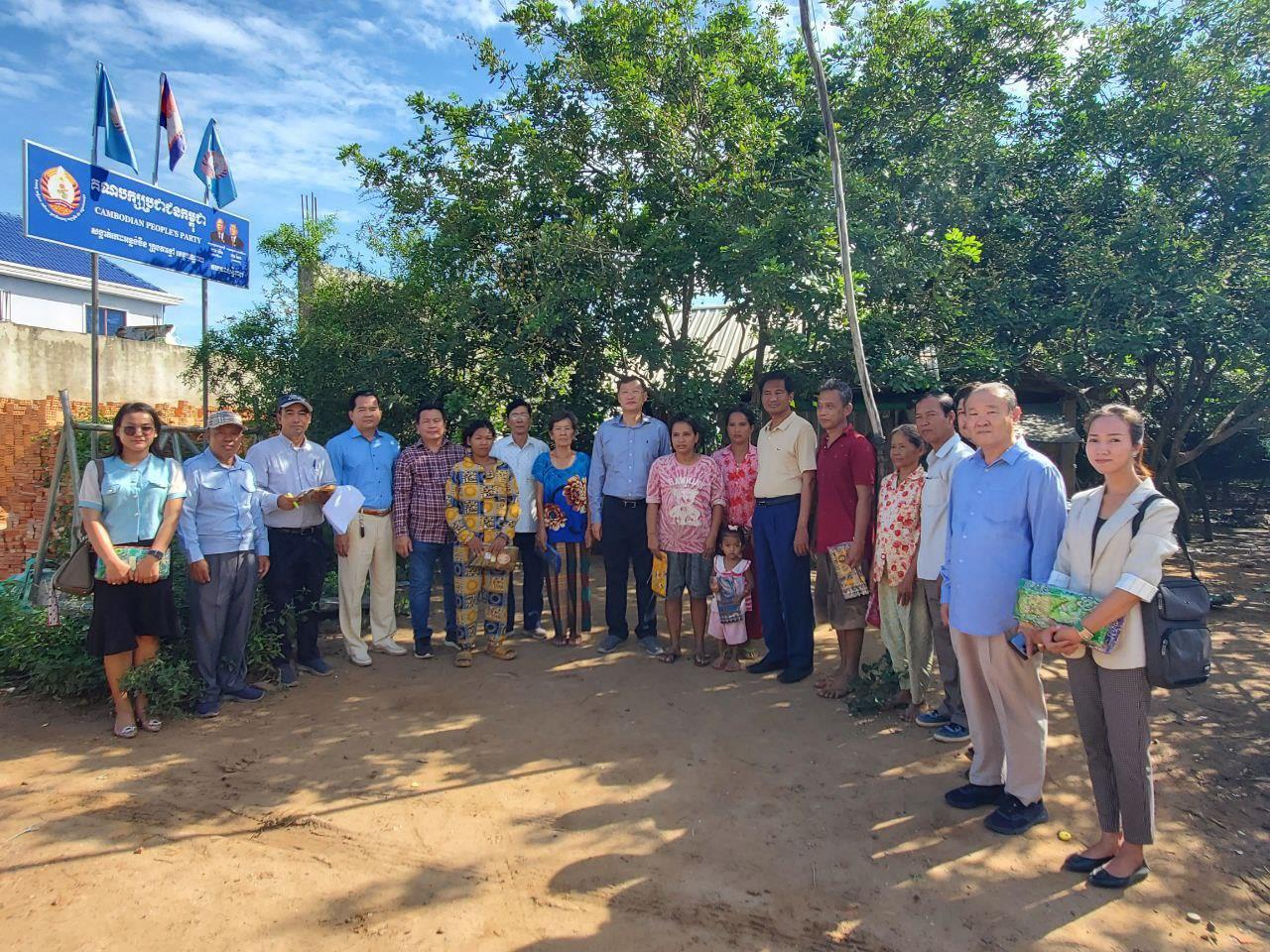 លោក នុត ពុធដារ៉ា ដឹកនាំក្រុមការងារថ្លែងអំណរគុណប្រជាពលរដ្ឋ នៅសង្កាត់កោះអន្លង់ចិន ដែលបានបោះឆ្នោតជូនគណបក្សប្រជាជនកម្ពុជា ឲ្យឈ្នះភ្លូកទឹកភ្លូកដី