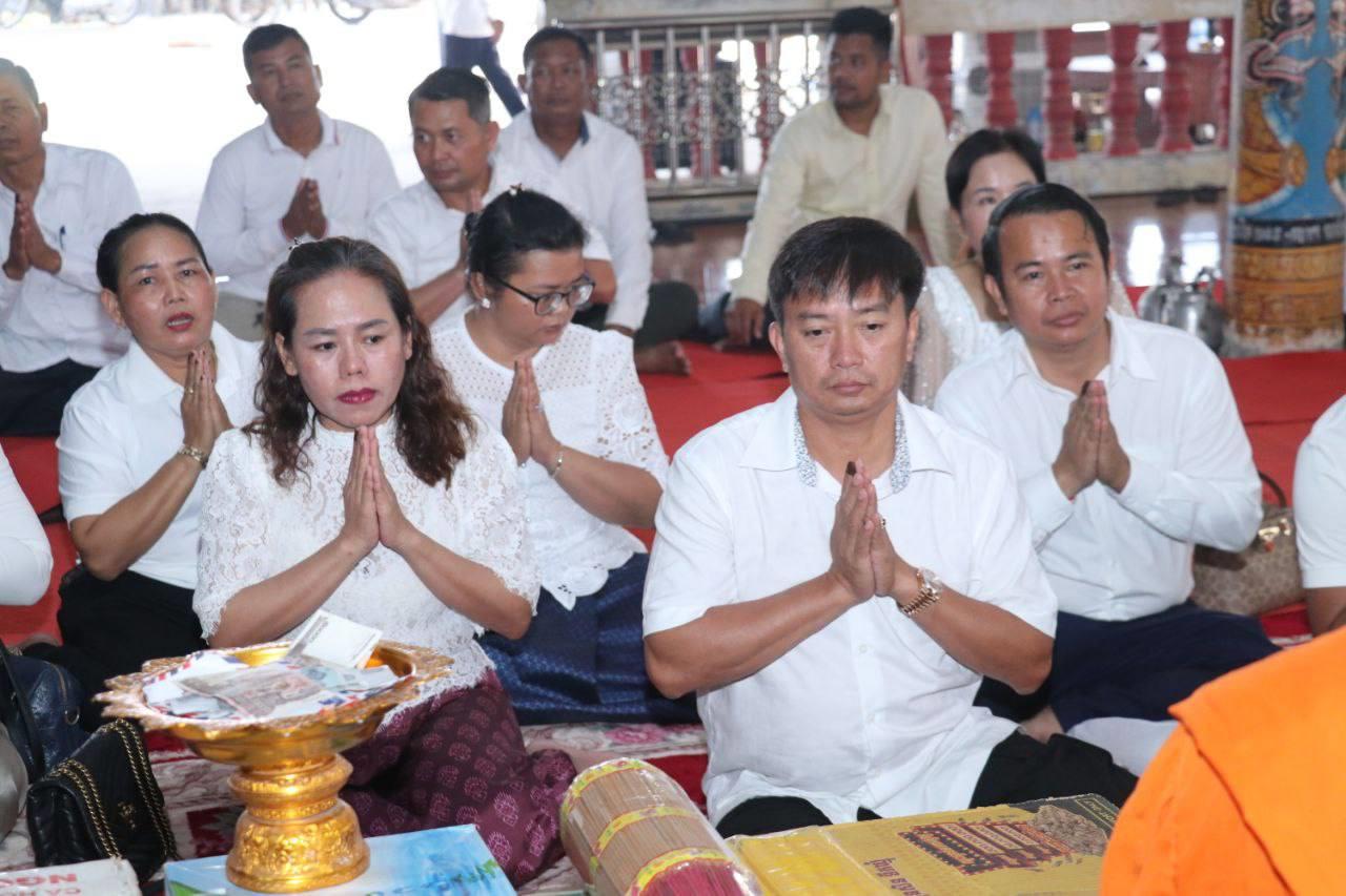 ព្រះរាជអាជ្ញាសាលាដំបូងខេត្តស្វាយរៀង នាំយកទៀនព្រះវស្សា និងទេយ្យទាំនប្រគេនព្រះសង្ឃគង់ចាំព្រះវស្សាចំនួន ៤វត្ត ក្នុងក្រុងបាវិត