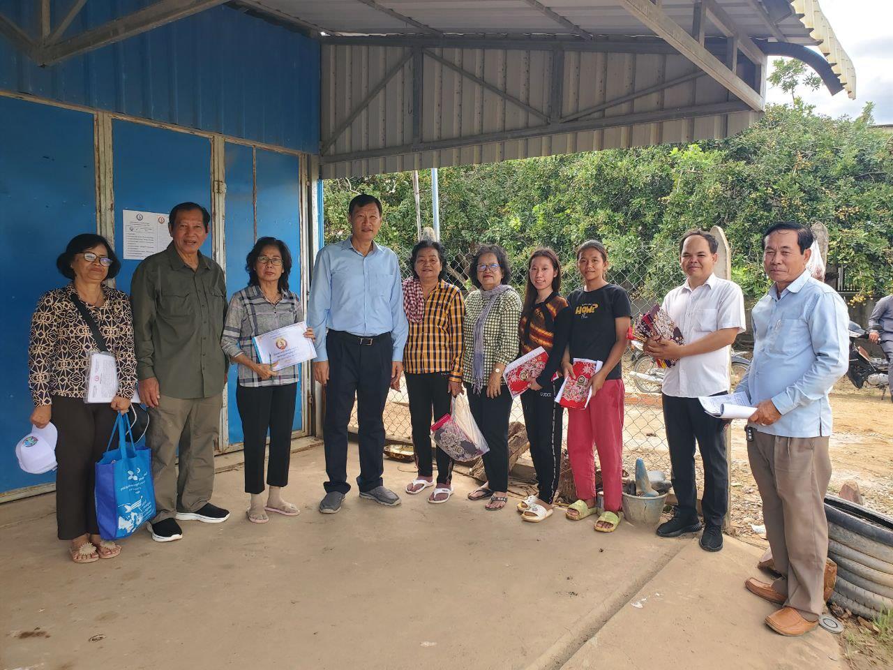 លោក នុត ពុធដារ៉ា បន្តដឹកនាំក្រុមការងារចុះថ្លែងអំណរគុណពលរដ្ឋក្នុងសង្កាត់កោះអន្លង់ចិន ដែលបោះឆ្នោតគាំទ្រគណបក្សប្រជាជនកម្ពុជា ឲ្យទទួលជ័យជម្នះភ្លូកទឹកភ្លូកដី