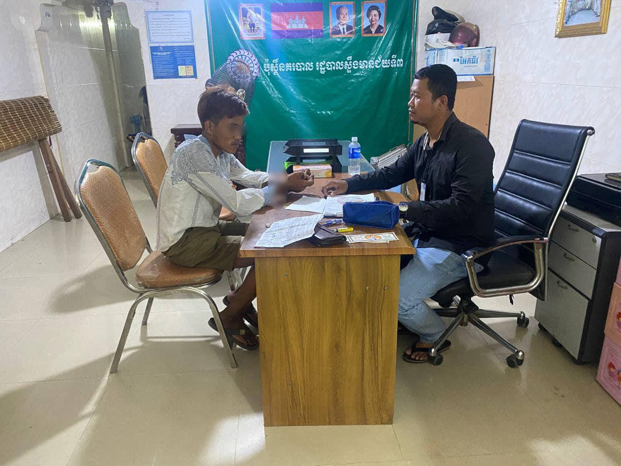 ជនសង្ស័យម្នាក់វាយបំបែកកញ្ចក់ទូ ATMធនាគារអេសុីលីដាត្រូវនគរបាលប៉ុស្ដិ៍ស្ទឹងមានជ័យទី៣ឃាត់ខ្លួន