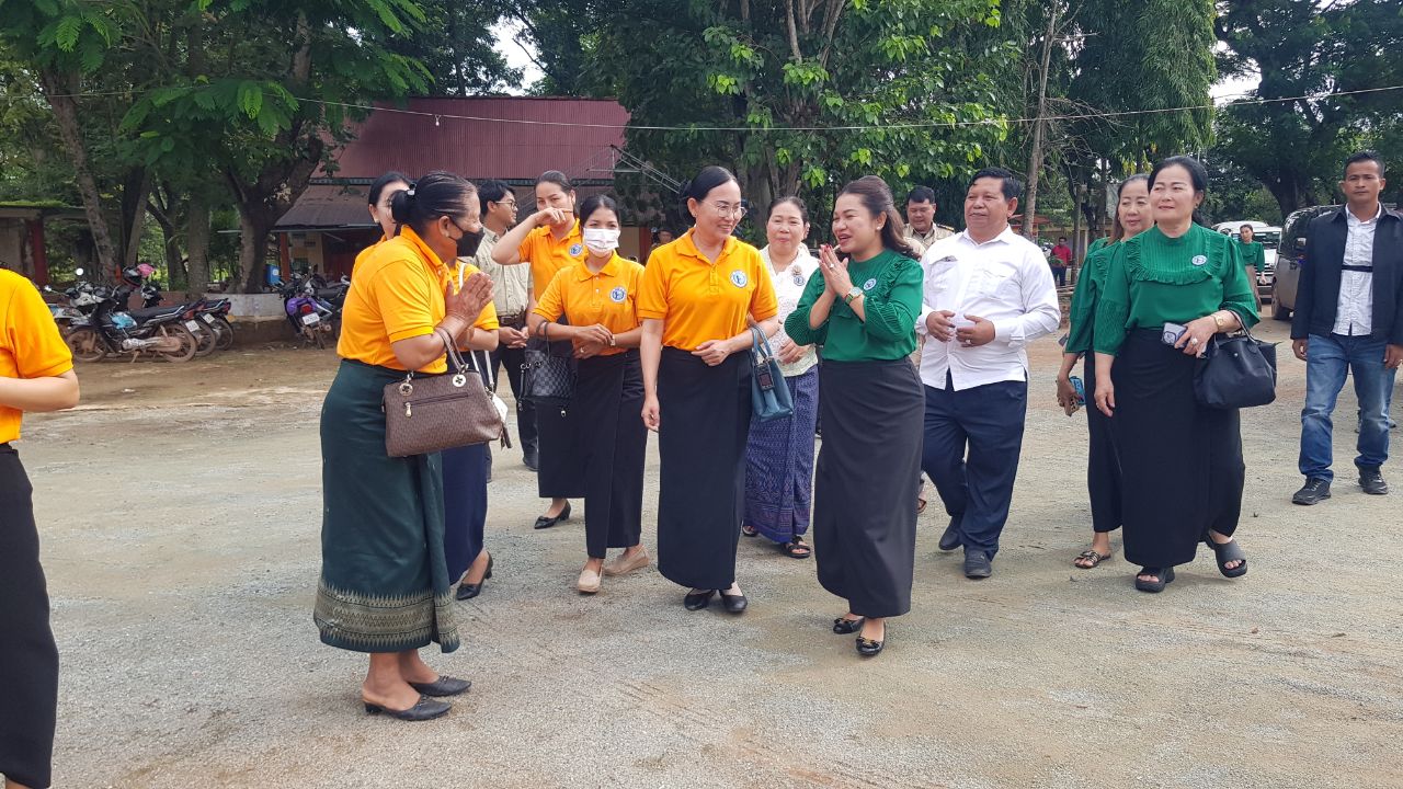 លោកជំទាវ ហ៊ុន ចាន់ធី ម៉ៅធនិនប្រធានកិត្តិយលសមាគមនារីកម្ពុជាដើម្បីសន្តិភាព និងអភិវឌ្ឍន៍ខេត្តកំពត បាននាំយកអំណោយផ្តល់ជូនស្រ្តីងាយរងគ្រោះ និងពលរដ្ឋមានជីវភាពខ្វះខាតចំនួន ៧០គ្រួសារក្នុងស្រុកកំពង់ត្រាច