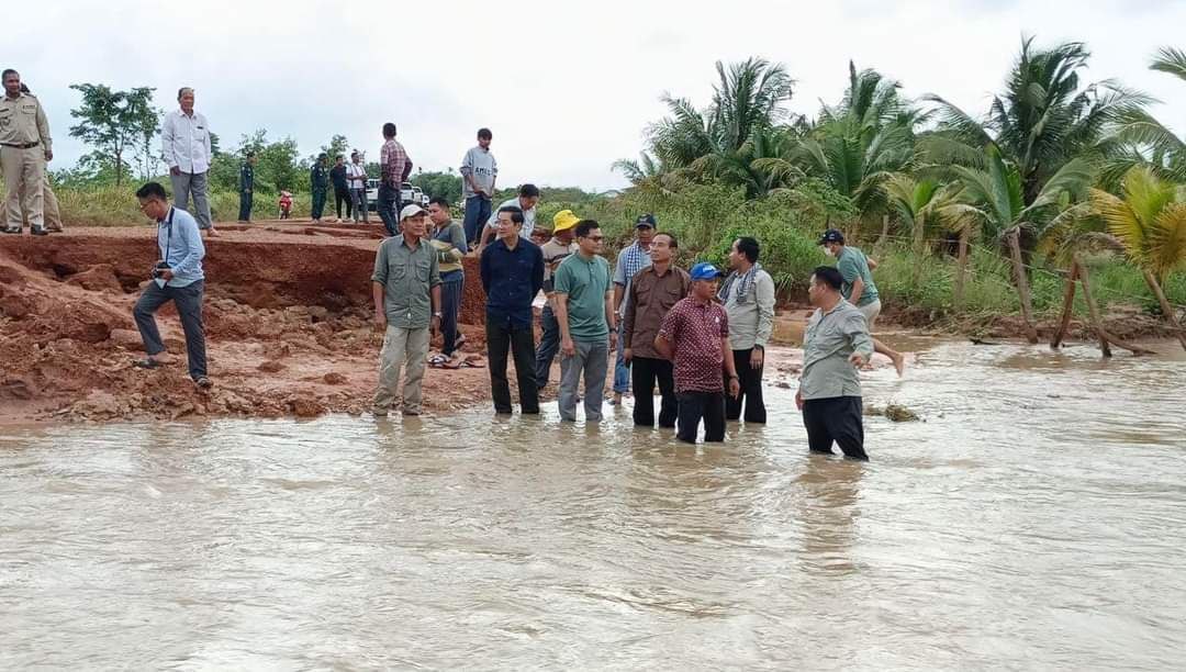 ជំនន់ទឹកភ្លៀង បានជន់លិច និងបង្កឲ្យកំណាត់ផ្លូវជាតិលេខ៤៣ និងផ្លូវខេត្តលេខ១៣២ រងការខួចខាត