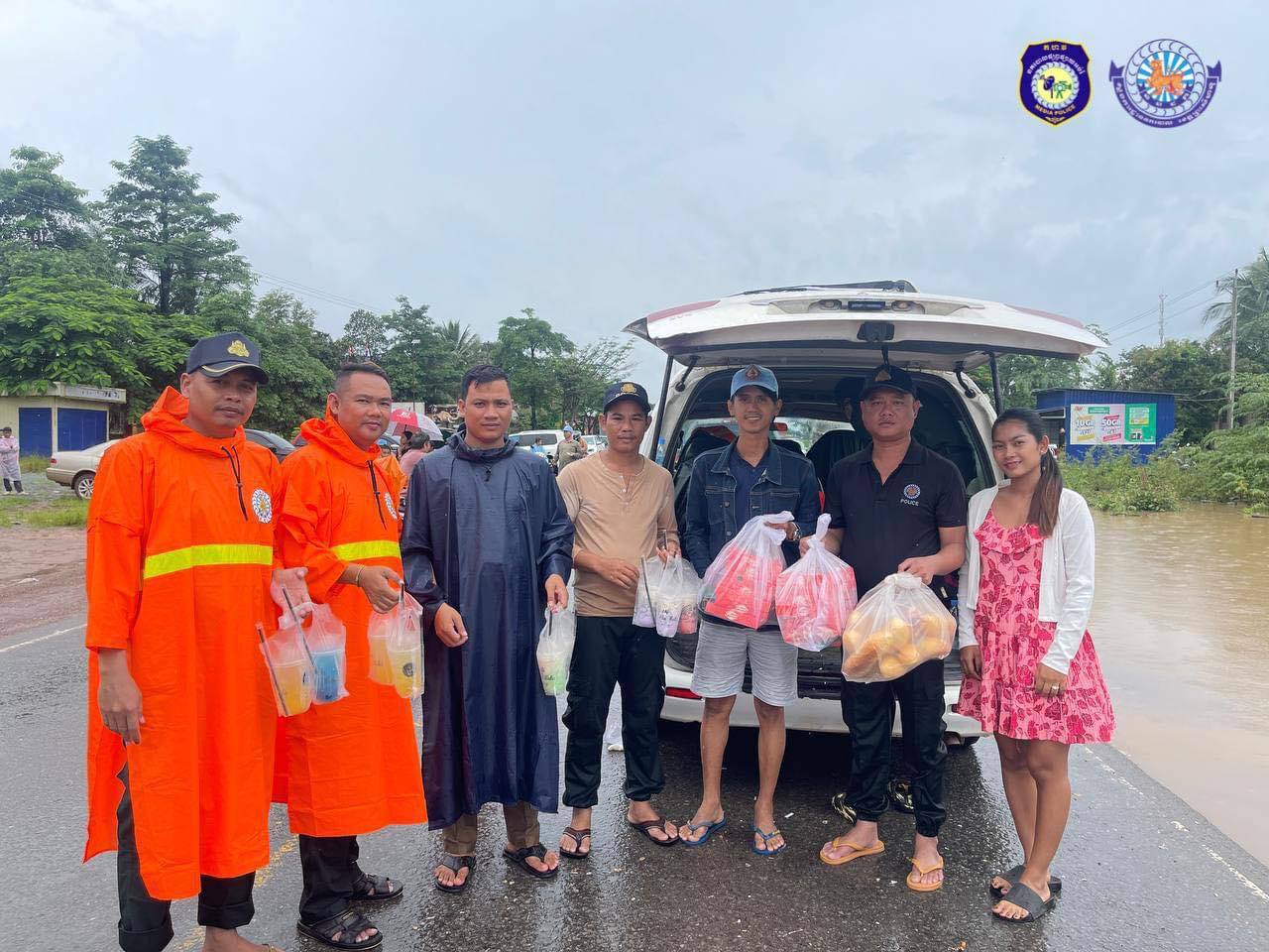 ស្ថានភាពទឹកជំនន់ដោយទឹកភ្លៀង បានលិចលេីកំណាត់ផ្លូវជាតិលេខ៤ ត្រង់ចំណុចស្ពានស្ទឹងសំរោង ចន្លោះគីឡូម៉ែត្រលេខ ១១៥-១១៦