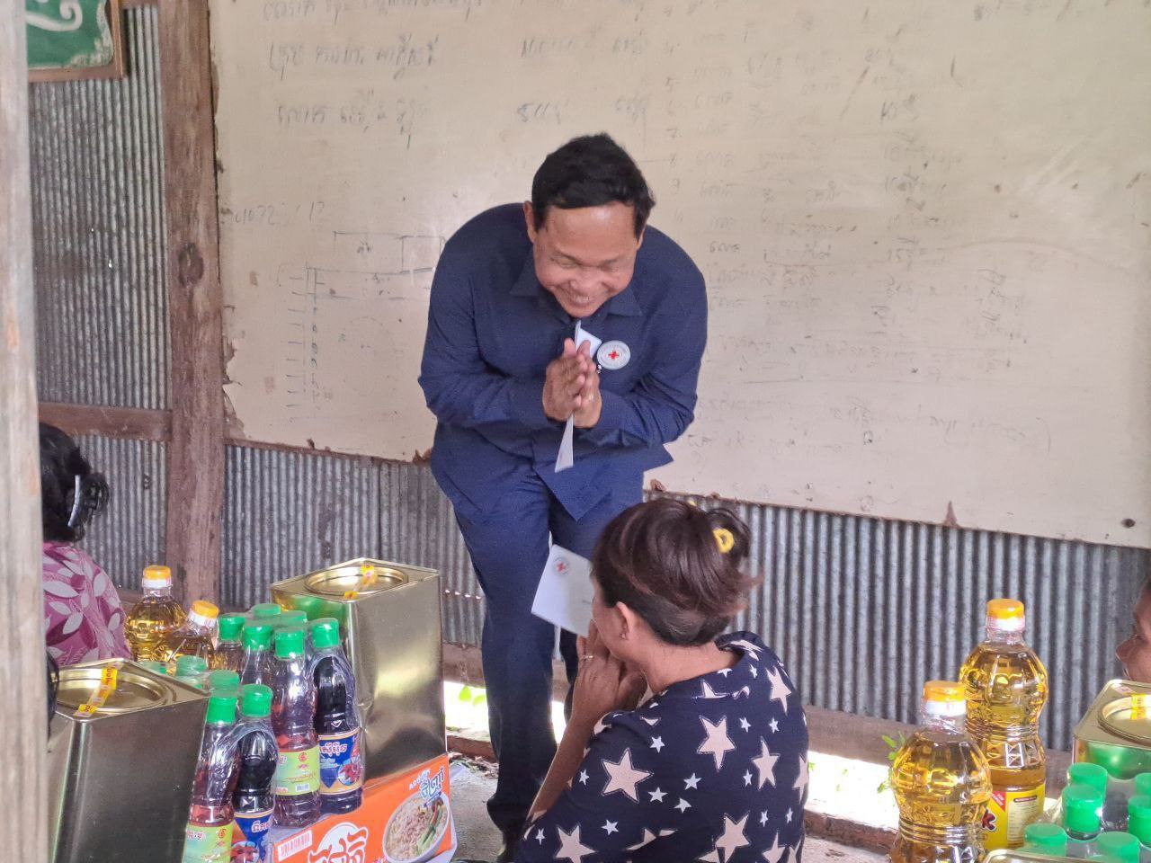 ប្រជាពលរដ្ឋ រងគ្រោះដោយសារទឹកជំនន់ទឹកភ្លៀង ចំនួន ១០៨គ្រួសារ ក្នុងស្រុកភ្នំស្រួច ទទួលអំណោយមនុស្សធម៌ពីសាខាកាកបាតក្រហមកម្ពុជា