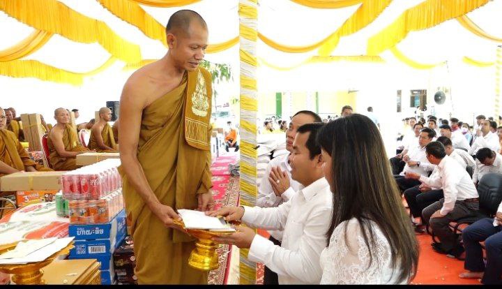 រដ្ឋបាលខេត្តកណ្ដាល នាំយកនូវទេយ្យទាន បច្ច័យ ទៀនចំណាំព្រះវស្សា ប្រគេនដល់ព្រះសង្ឃគង់ចាំព្រះវស្សា នៅវត្តព្រះឥន្ទសាមគ្គីធម៍ ឃុំក្រាំងម្កាក់ ស្រុកអង្គស្នួល