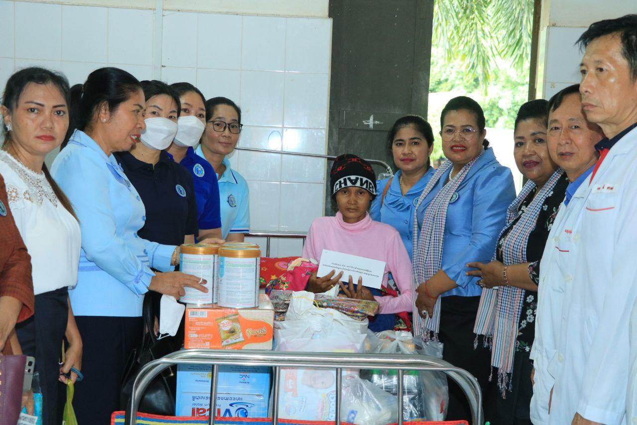 ភរិយាអភិបាលខេត្តបន្ទាយមានជ័យ ដឹកនាំក្រុមការងារចុះសួរសុខទុក្ខស្រ្តីសម្រាលកូនមានជីវភាពលំបាក៦នាក់ និងអ្នកជំងឺនៅមន្ទីរពេទ្យខេត្តមង្គលបូរី