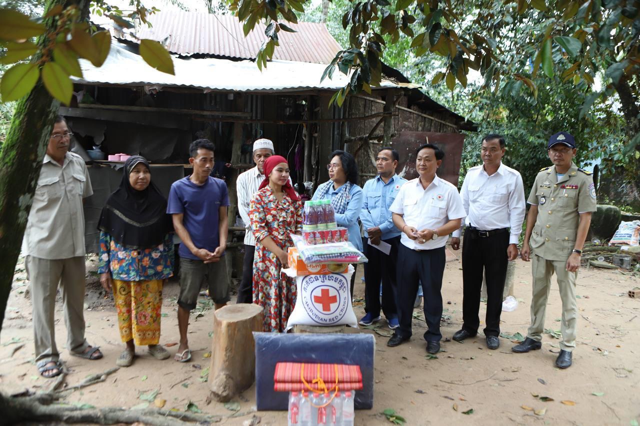 ប្រជាពលរដ្ឋរងគ្រោះដោយសារខ្យល់កន្ត្រាក់ចំនួន៧គ្រួសារ ទទួលបានអំណោយមនុស្សធម៌ពីសាខាកាកបាទក្រហមកម្ពុជា ខេត្តព្រះសីហនុ