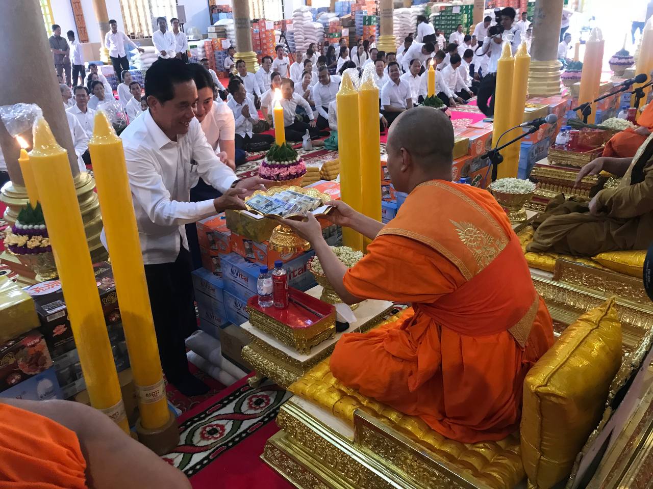 ឯកឧត្តម ឃួង ស្រេង និងមន្រ្ដីរាជការសាលារាជធានីភ្នំពេញ នាំយកទៀនវស្សា ទេយ្យទាន និងបច្ច័យ ប្រគេនព្រះសង្ឃចាំព្រះវស្សា ១៥១វត្ដ និងបច្ច័យសម្រាប់កសាងសាលាបុណ្យ៥កន្លែង