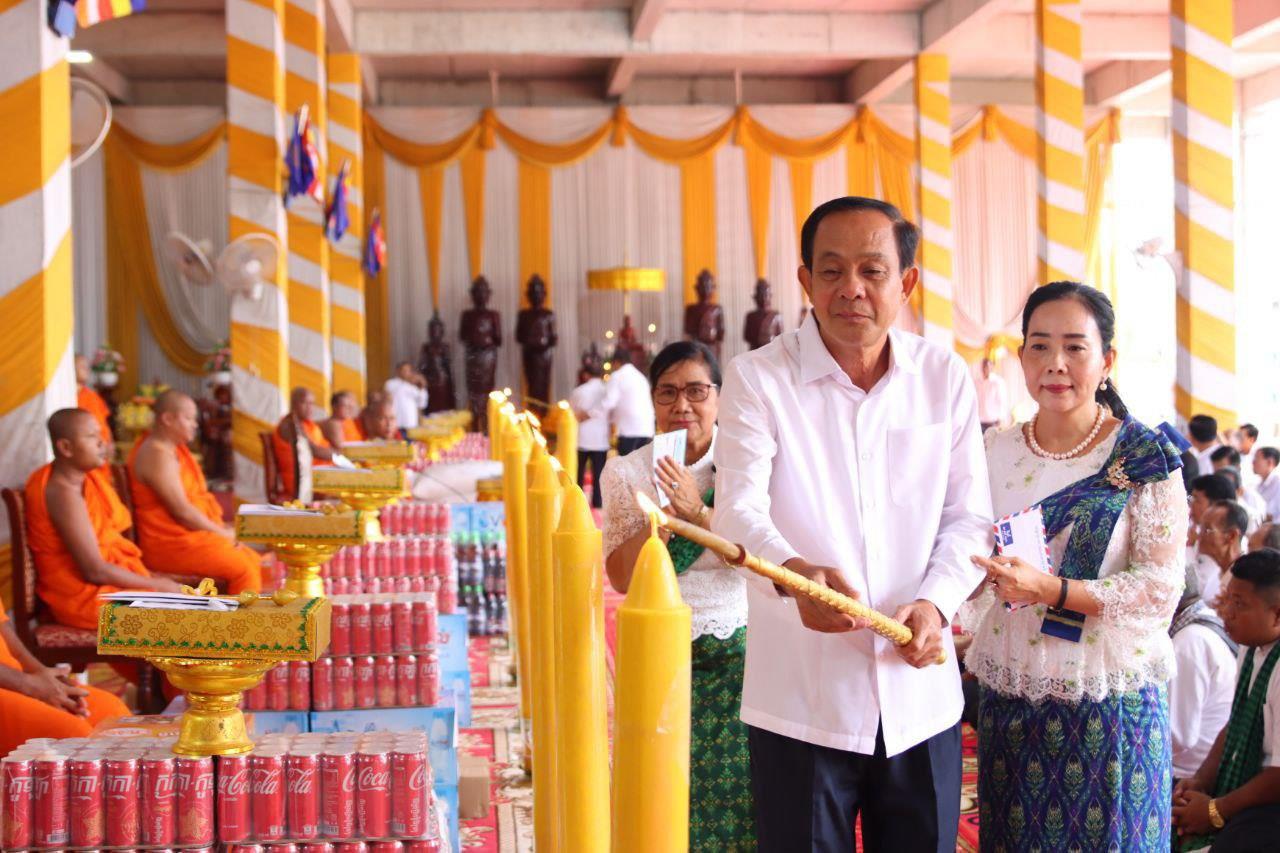 រដ្ឋបាលខេត្តកំពង់ធំនាំយកទៀនព្រះវស្សា គ្រឿងឧបភោគបរិភោគ និងថវិកាមួយចំនួនប្រគេនព្រះសង្ឃចំនួន១០វត្ត ក្នុងក្រុងស្ទឹងសែន