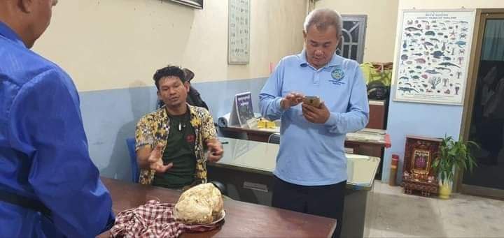 អភិបាលខេត្តព្រះសីហនុ បញ្ជាឱ្យមន្ត្រីជំនាញនៃមន្ទីរកសិកម្ម ចុះកាត់យកសំណាកដើម្បីពិនិត្យ DNA ដើម្បីបញ្ជាក់ការពិតពីដុំថ្ម ដែលប្រជាពលរដ្ឋរើសបានត្រូវគេអះអាងថា “ជាកម្អួតត្រីបាឡែន” ដ៏មានតម្លៃ