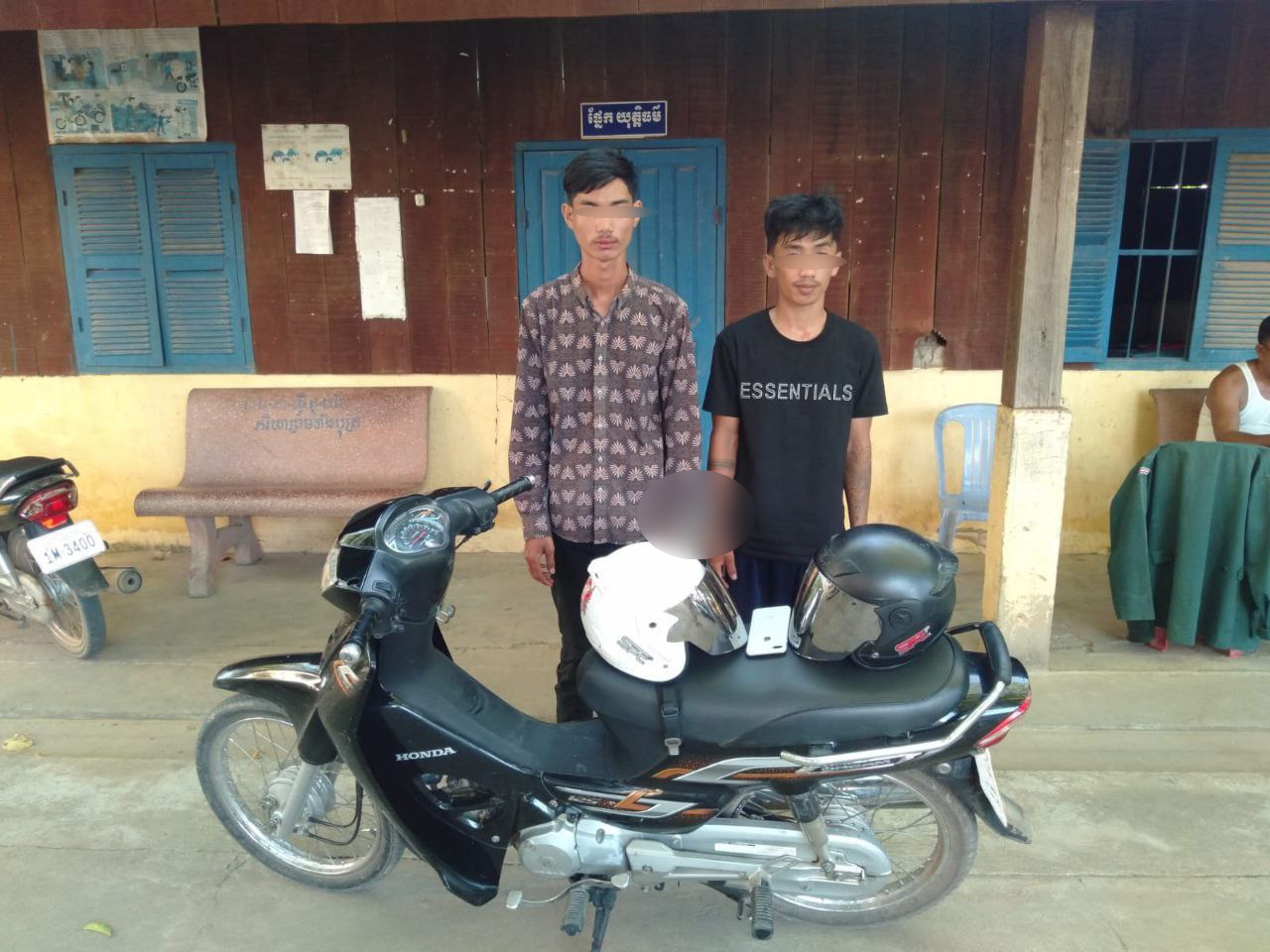 ជនសង្ស័យ ចំនូន ០២នាក់ ត្រូវបានសមត្ថកិច្ចឃាត់ខ្លួនបន្ទាប់ពីធ្វើសកម្មភាពឆក់ទូរសព្ទដៃមិនបានសម្រេច