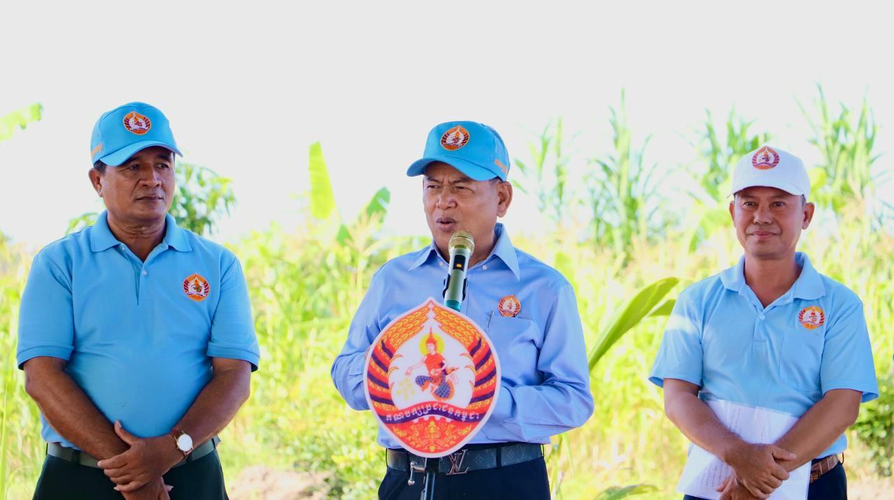 សមាជិកអចិន្ត្រៃយ៍គណបក្សខេត្តកំពង់ធំ ឧបត្ថម្ភអំណោយស្បៀងអាហារថវិការបស់ឯកឧត្តមកិត្តិទេសាភិបាលបណ្ឌិត ហ៊ុន ម៉ាណែត ជូនសមាជិកគណបក្សប្រជាជនកម្ពុជា នៅឃុំក្រយា ស្រុកសន្ទុក