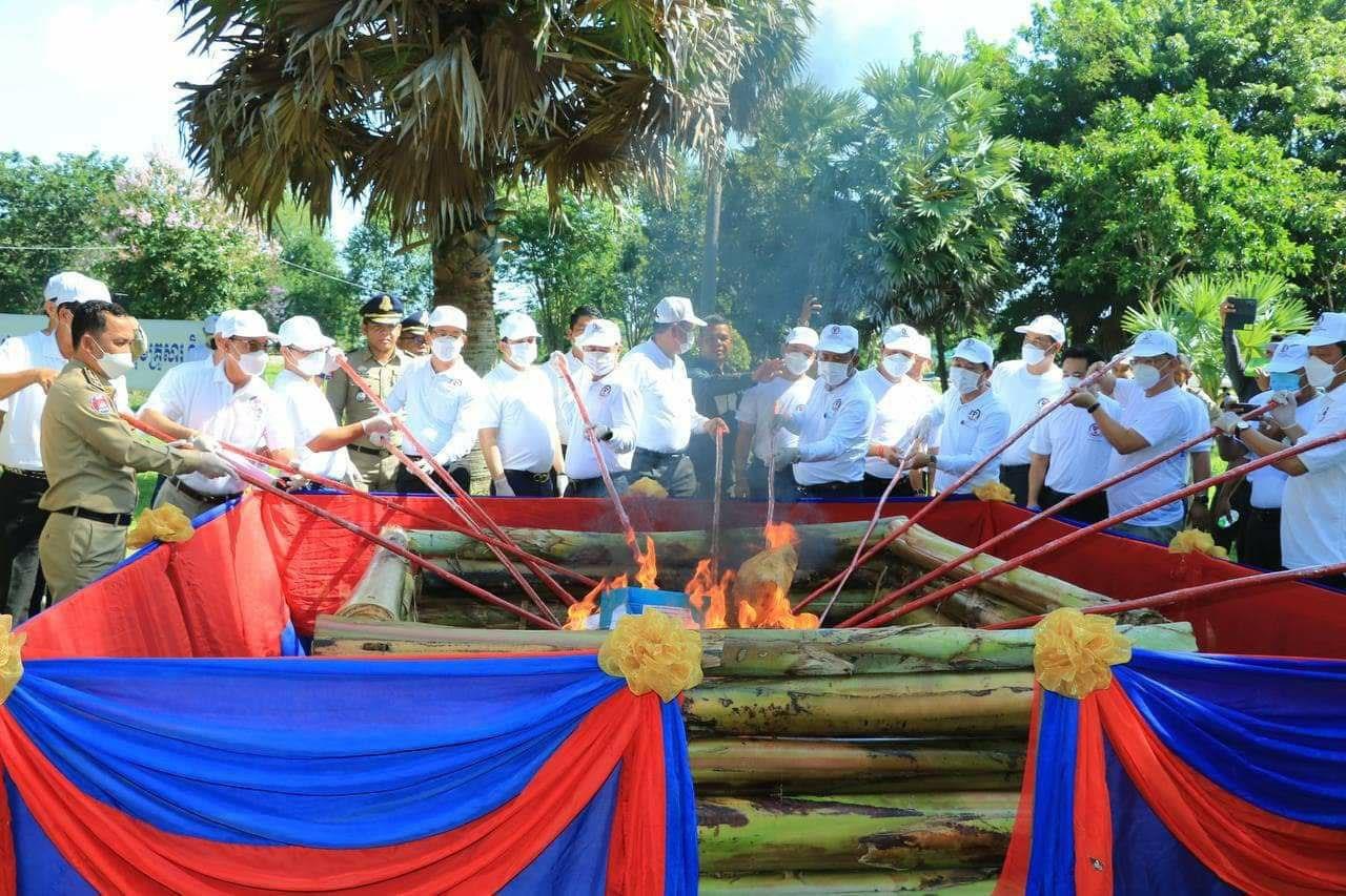 អាជ្ញាធរខេត្តបន្ទាយមានជ័យដុតបំផ្លាញគ្រឿងញៀន ដែលបង្ក្រាបបាន
