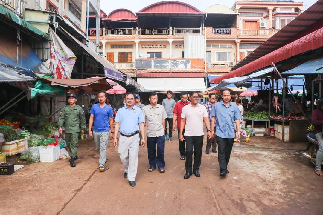 ឯកឧត្តម ញ៉ែម សំអឿន អភិបាលខេត្តរតនគិរី អញ្ជើញចុះសំណេះសំណាលសួរសុខទុក្ខជាមួយប្រជាពលរដ្ឋ និងអាជីវករផ្សារបានលុង ក្រុងបានលុង