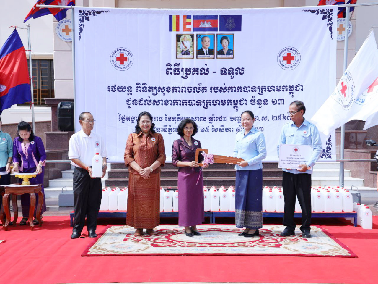 សាខាកាកបាទក្រហមចំនួន១២ទទួលរថយន្តពិនិត្យសុខភាពចល័ត និងម៉ូតូអគិ្គសនីពីថ្នាក់កណ្តាល