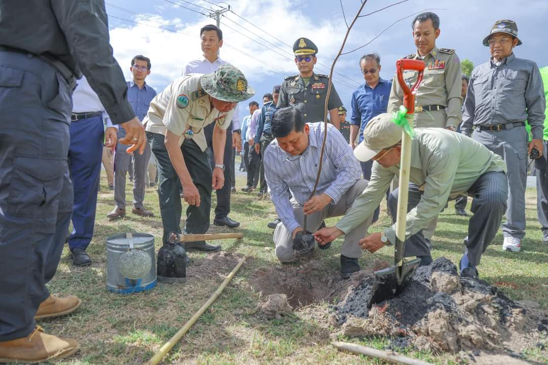 លោករដ្ឋមន្ត្រីក្រសួងបរិស្ថាន ចុះដាំកូនឈើនៅទីតាំង «គម្រោងអភិវឌ្ឍទីលានទុកដាក់សំរាម សំណល់រឹង ចុងក្រោយកម្រិតតំបន់ប្រកបដោយអនាម័យ សម្រាប់រាជធានីភ្នំពេញ»