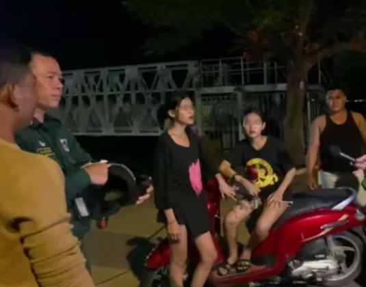 គ្រោះថ្នាក់ចរាចរណ៍រវាងរម៉កដឹកសាច់គោ និងម៉ូតូក្មេងស្ទាវ ឈ្លោះប្រកែកគ្នា ស្រាប់តែមានជនឆ្លៀតឱកាស មកដេញកាប់យកទូរសព្ទពីនារីភាគីម្ខាងទៀតទៅបាត់ ឈ្លោះចោទគ្នាកាន់តែខ្លាំងផ្អើលដល់សមត្ថកិច្ច!