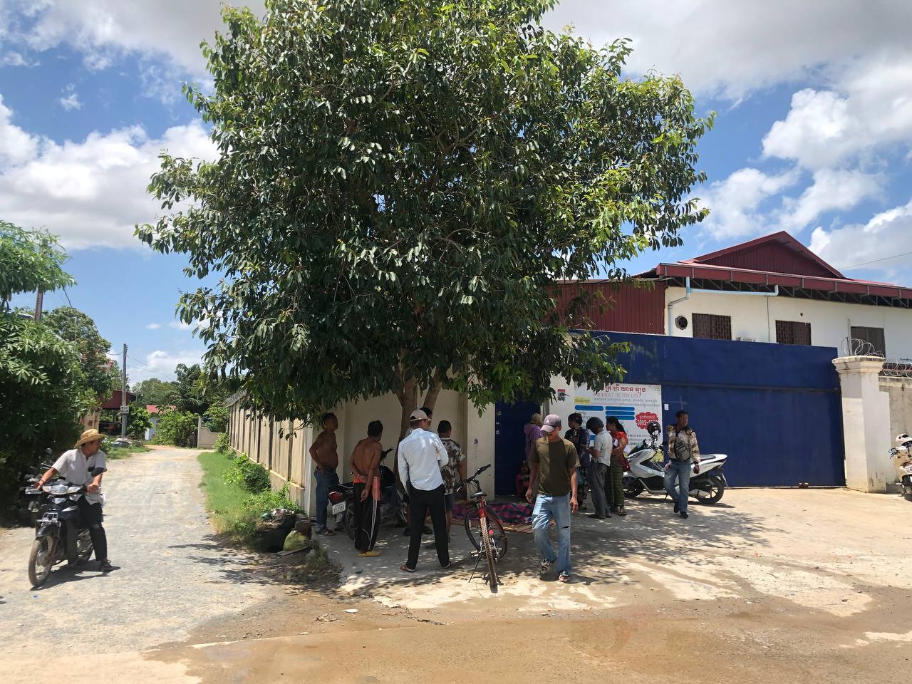 បុរសម្នាក់ជិះម៉ូតូជ្រុលទៅបុកដើមព្រីងស្លាប់ភ្លាមៗ