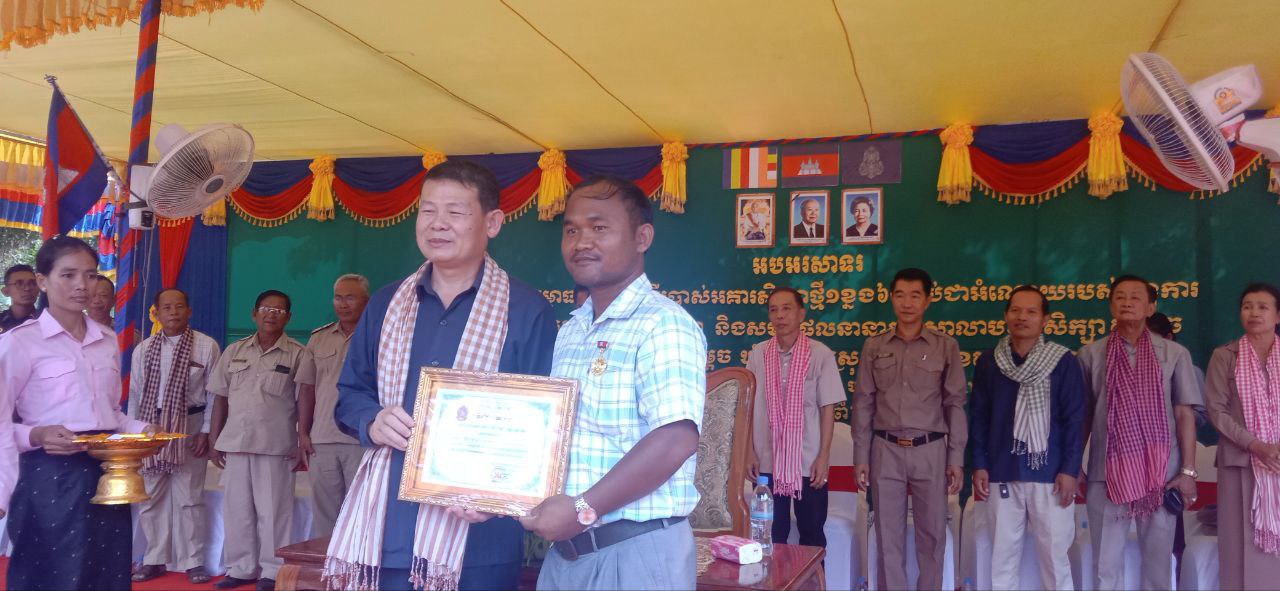 (ខេត្តបាត់ដំបង)ពិធីសម្ពោធដាក់ឲប្រេី ប្រាស់អគារសិក្សាថ្មី១ ខ្នង ៦ បន្ទាប់ជាអំណោយរបស់អង្កការ សម្រេចសុបិនកុមារ កម្ពុជា និងសមិទ្ធផល នានាក្នុងសាលាបឋមសិក្សា សម្ដេច ស្ថិតនៅក្នងភូមិសម្ដេច ឃុំតាប៉ុនស្រុក សង្កែ ខេត្តបាត់ដំបង។