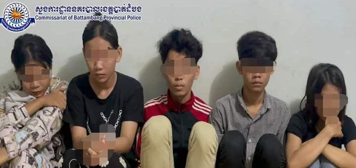 ក្មេងៗប្រុសស្រីនាំគ្នាប្រព្រឹត្តសារធាតុញៀននៅក្រុងបាត់ដំបងត្រូវសមត្ថកិច្ចនគរបាលបង្រ្កាបឃាត់ខ្លួនរួមជាមួយនឹងវត្ថុតាង