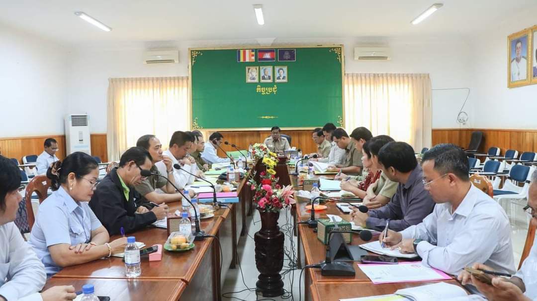 ឯកឧត្តម ញ៉ែម សំអឿន អភិបាលខេត្តរតនគិរីដឹកនាំកិច្ចប្រជុំពិភាក្សាអំពីបញ្ហាប្រមូល សំអាត អនាម័យ និងដឹកជញ្ជូនសំរាម ក្នុងក្រុងបានលុង
