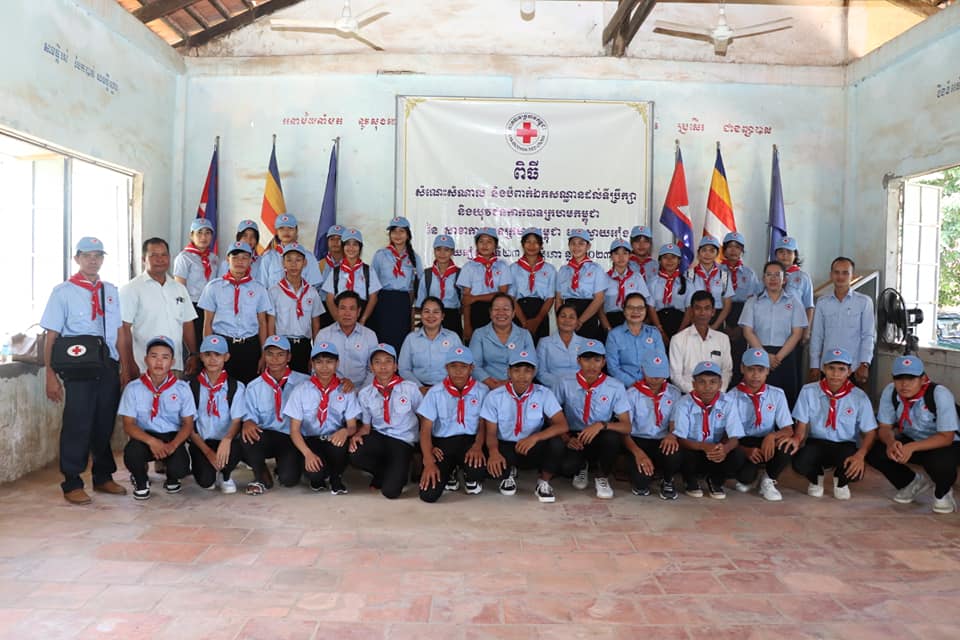 ក្រុមការងារសាខាកាកបាទក្រហមកម្ពុជាខេត្តស្វាយរៀង បន្តចុះសំណេះសំណាល និងបំពាក់ឯកសណ្ឋាន ដល់ទីប្រឹក្សា និងយុវជនកាកបាទក្រហមកម្ពុជាប្រចាំវិទ្យាល័យ ប៊ុន រ៉ានី ហ៊ុនសែន ចន្ទ្រា