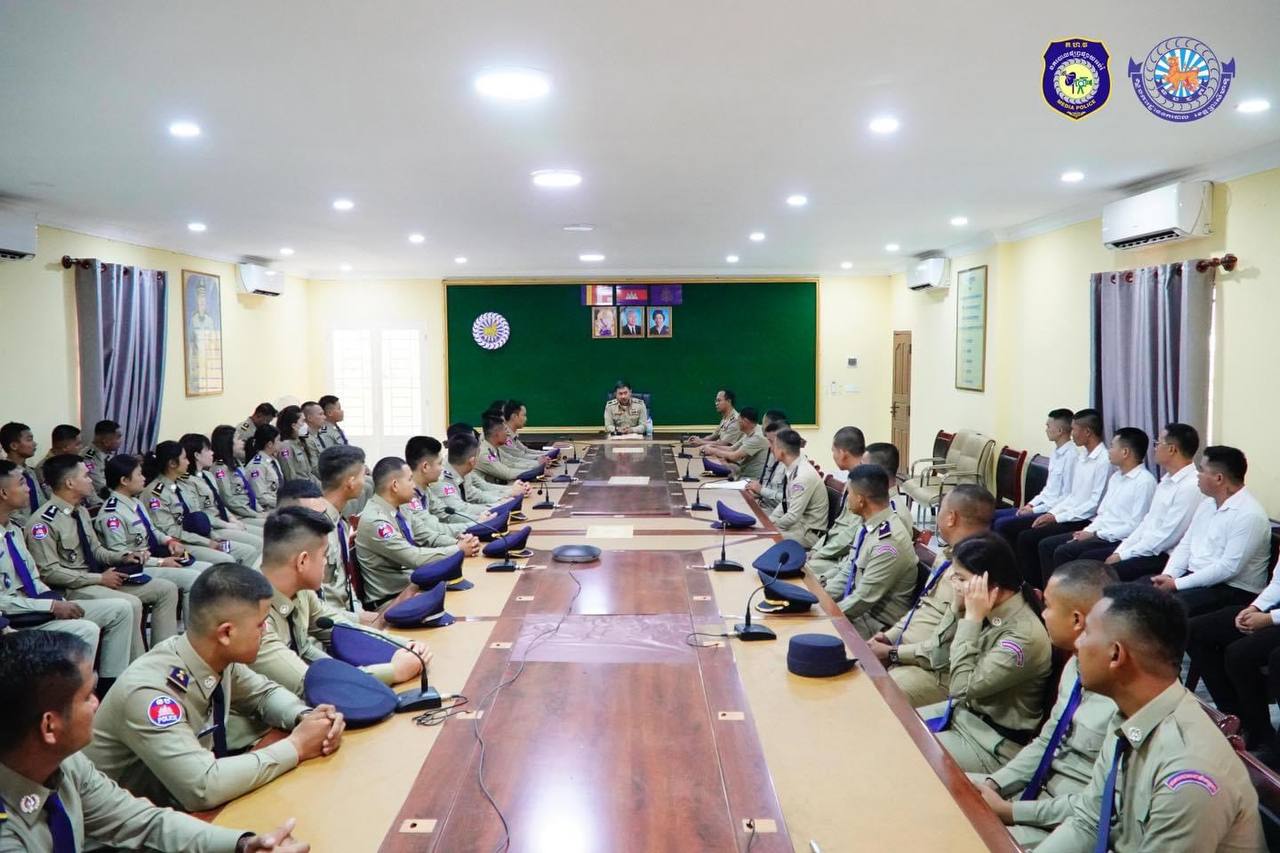 លោកឧត្តមសេនីយ៍ទោ ជួន ណារិន្ទ មន្រ្តីក្របខណ្ឌថ្មីដែលទើបប្រលងជាប់ ត្រូវខិតខំបំពេញការងារទៅតាមតួនាទី ភារកិច្ច ក្នុងការបម្រើការងារជូនប្រជាពលរដ្ឋ និងសង្គមជាតិឱ្យមានសុខសុវត្ថិភាព