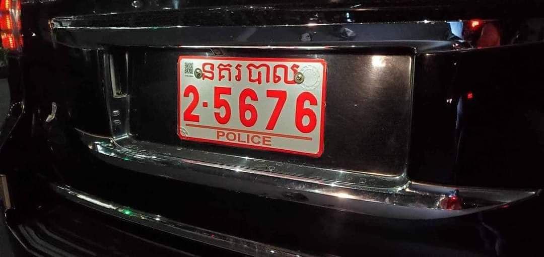 មន្ត្រីនគរបាលម្នាក់ បើករថយន្តពាក់ស្លាកលេខ (ន.ប) បុកម៉ូតូ ០១គ្រឿងពេញមួយទំហឹងបណ្តាលឲ្យនារីម្នាក់ រងរបួសធ្ងន់ រួចព្យាយាមបើករត់គេចខ្លួន ត្រូវប្រជាពលរដ្ឋប្រដេញស្ទាក់ចាប់