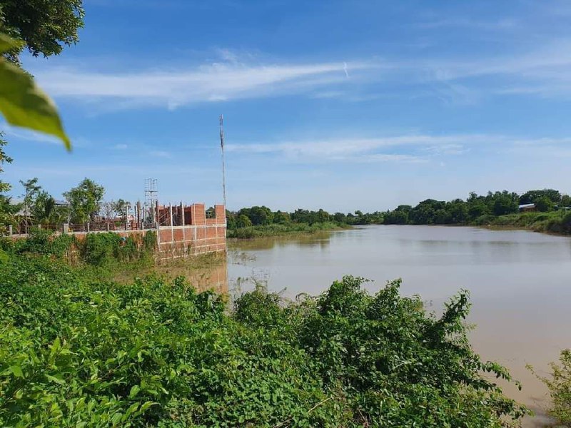 ប្រជាពលរដ្ឋ ក្នុងសង្កាត់ព្រែកកំពិស មានចំងល់ថា ហេតុអ្វីស្ត្រីឈ្មោះ សុវណ្ណ គីមឡុង ថៅកែដេប៉ូប្រេងឥន្ទនៈមានសិទ្ធចាក់លប់ចូលដីចំណីស្ទឹងព្រែកត្នោតបែបនេះ? បែជាអាជ្ញាធរសង្កាត់ និងខណ្ឌដង្កោធ្វើមិនដឹង មិនឭទៅវិញ