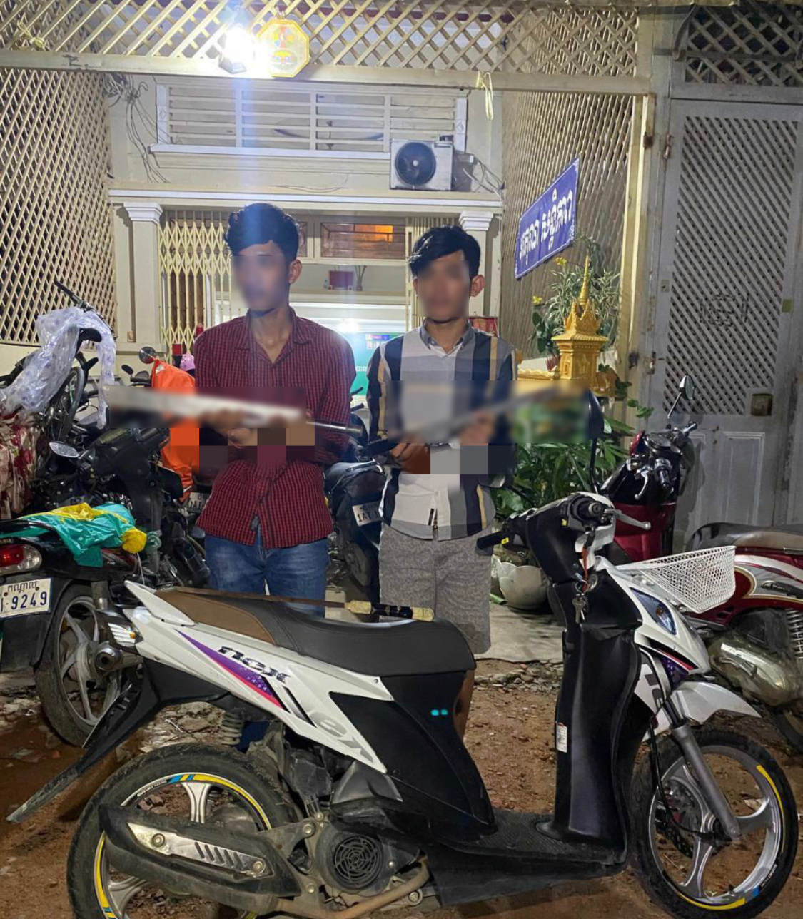 សមត្ថកិច្ចនគរបាលខណ្ឌឫស្សីកែវឃាត់ខ្លួនយុវជន០២នាក់ជាមួយដាវកែច្នៃ០៣ដើម