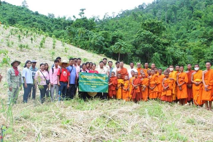ព្រះសោភ័ណ្ឌរតន:វាទី អ៊ំា សុផន ព្រះមេគណ:ខេត្តប៉ៃលិន,លោកជំទាវស៊ុំ ហៀង បាននាំកូន៣០០ដើមទៅដាំនៅព្រៃសង្ឃវ័នខេត្តប៉ៃលិន លើកកម្ពស់ថែរក្សាបរិស្ថាន និងធនធានធម្មជាតិ