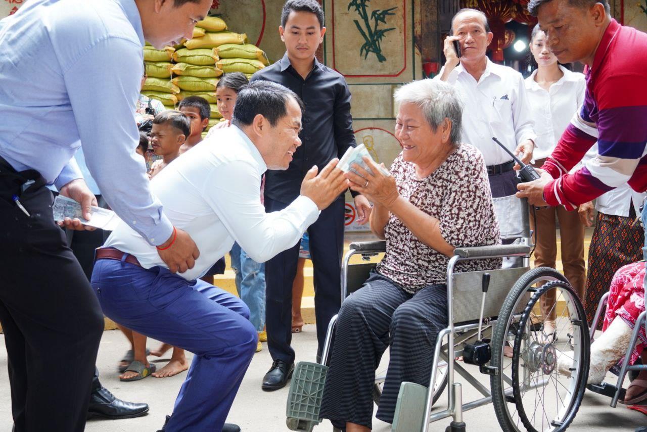 អភិបាលខេត្តកណ្ដាល ជួបសំណេះសំណាលពលរដ្ឋជាង៤០០នាក់ ដែលមកធ្វើបុណ្យនៅវិហារអ្នកតាធំចិនក្រុងតាខ្មៅ
