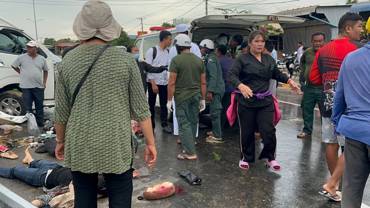 រថយន្តដឹកអ្នកដំណើរផ្ដាច់ព្រលឹង ប្រភេទ VIP បើកល្បឿនលឿងដល់ផ្លូវកោងយកចង្កូតមិនទាន់ឡើងសួនច្បារពុះចែកទ្រូងផ្លូវរួចបុកបង្គោលភ្លើង បណ្តាលឲ្យរបួសជាច្រើននាក់