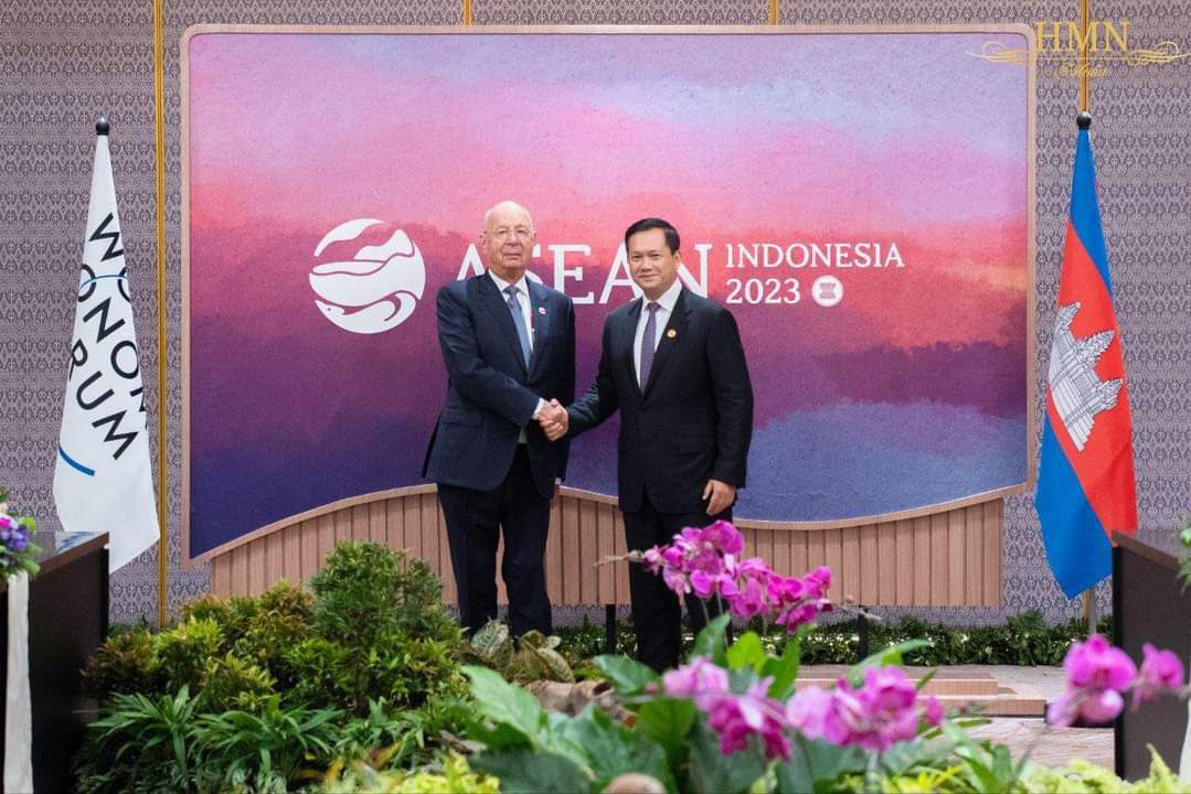 លោក ក្លូស ស្វប់ (Klaus Schwab) ស្ថាបនិក និងជាប្រធានប្រតិបត្តិ នៃវេទិកាសេដ្ឋកិច្ចពិភពលោក បានគោរពអញ្ជើញ សម្តេចធិបតី ហ៊ុន ម៉ាណែត ចូលរួមក្នុងវេទិកាសេដ្ឋកិច្ចពិភពលោក នៅទីក្រុងដាវ៉ូស (Davos) នាពេលឆាប់ៗខាងមុខនេះ